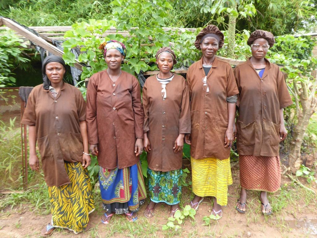 Bei gebana Afrique arbeiten vorwiegend Frauen. 457 Angestellte zählt das Unternehmen zur Hochsaison.
