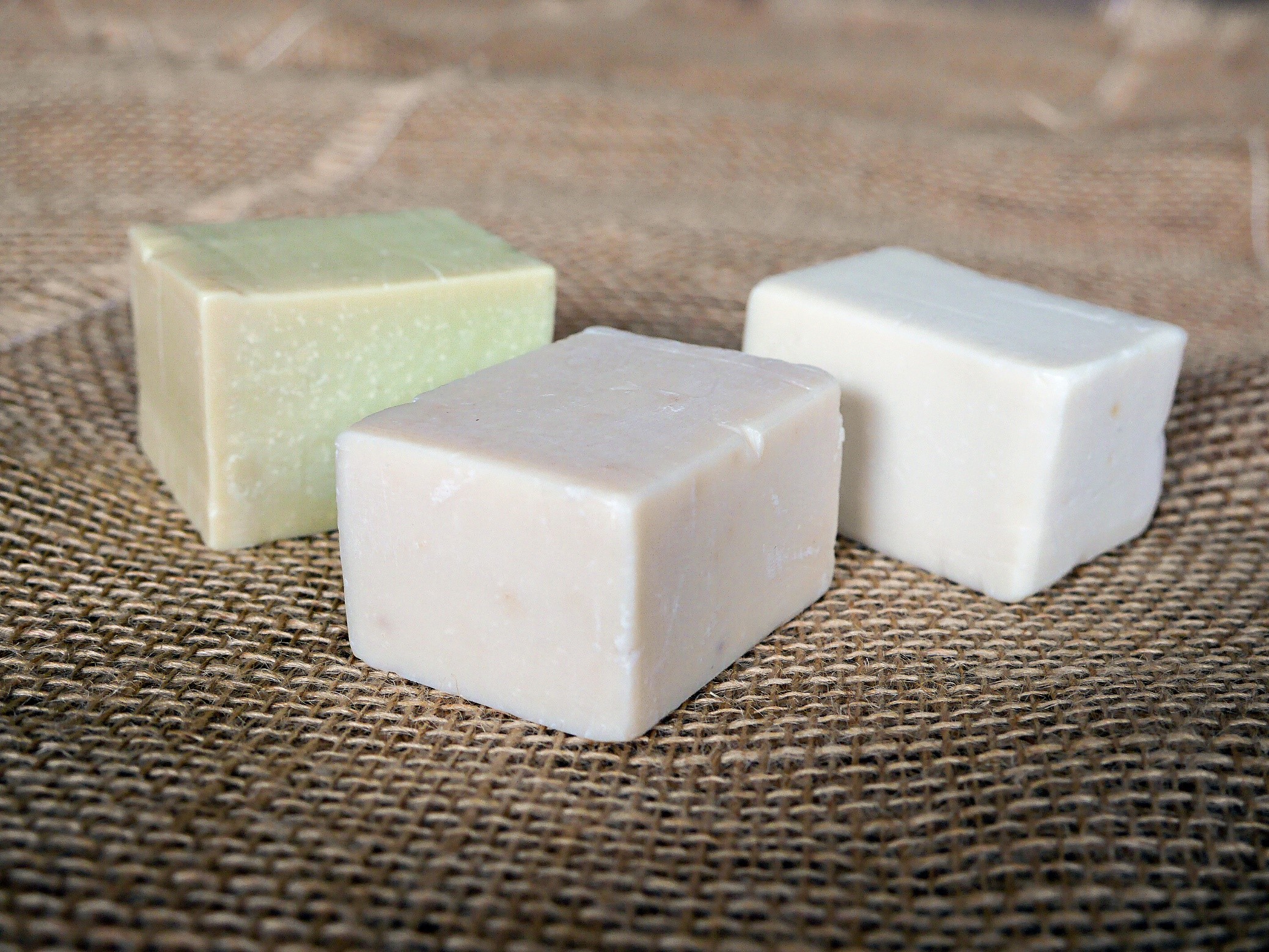Les savons au beurre de karité sont très appréciés. Ils sont élaborés avec divers additifs naturels aux arômes parfumés.