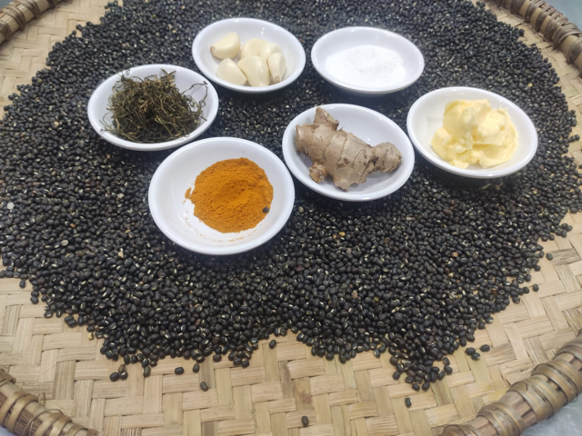 Im Bild die traditionellen nepalesischen Dal-Zutaten: Jimbu, Knoblauch, Kurkuma und Ingwer, daneben Salz und Ghee.