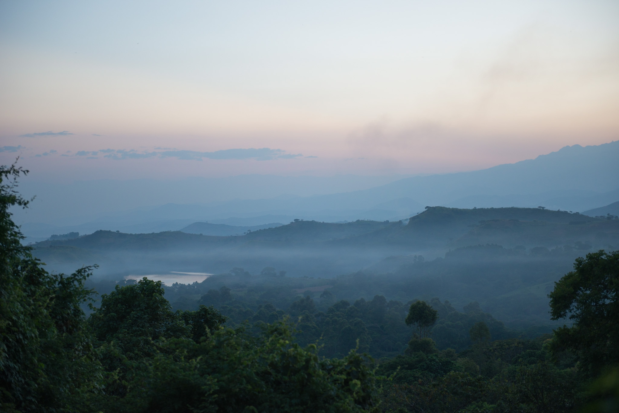 Abendstimmung über den Regenwäldern und Seen, Ruwenzori Gebirge im Hintergrund ©Daniela Mühlheim
