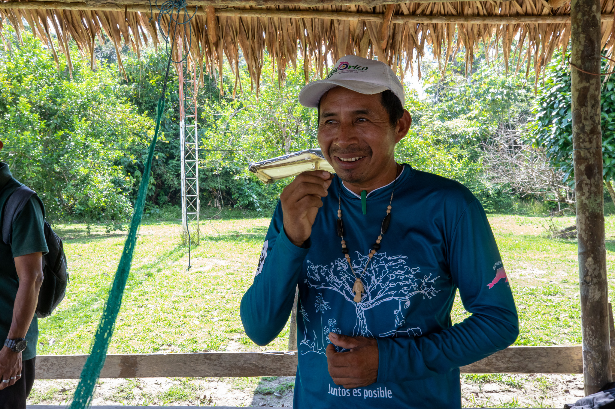 Erst nach diesen und vielen weiteren Schritten kann die Schokolade von ChocoSamona genossen werden - wie hier vom Leiter des lokalen Tourismusressort Yaku Warmi (Kichwa für Rosa Delphin oder Frau des Flusses).