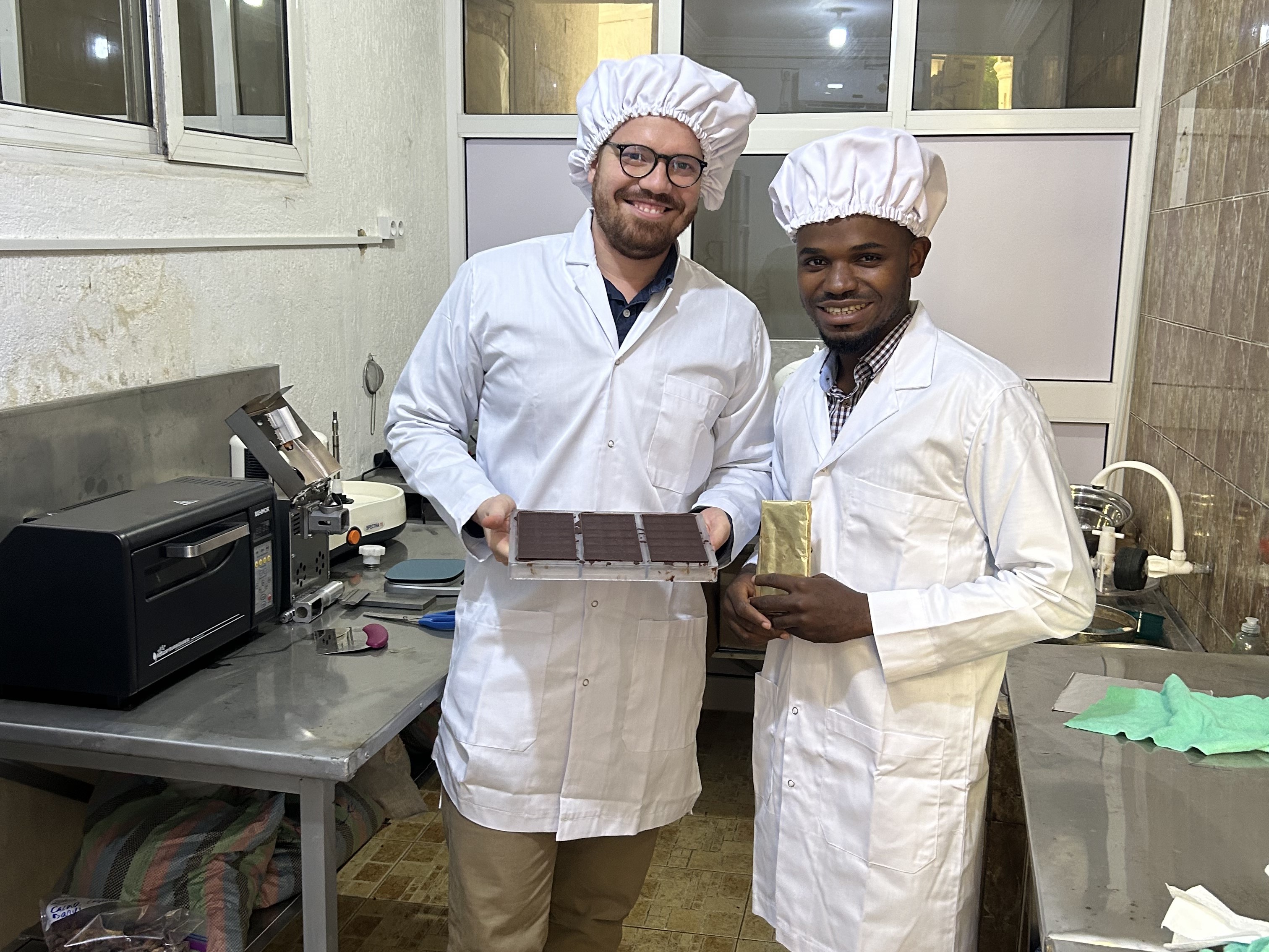 Es war nicht leicht, doch mit viel Geduld und Durchhaltevermögen haben es Oskar und Sylvestre geschafft, die erste gebana-Schokolade herzustellen! Jetzt muss das Team in die Fussstapfen der beiden treten. 