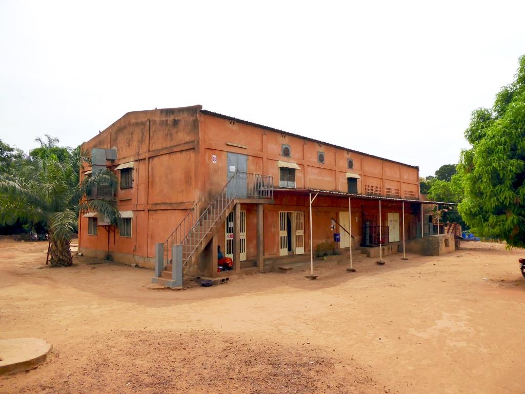 Dies ist unsere Cashewfabrik in Burkina Faso.