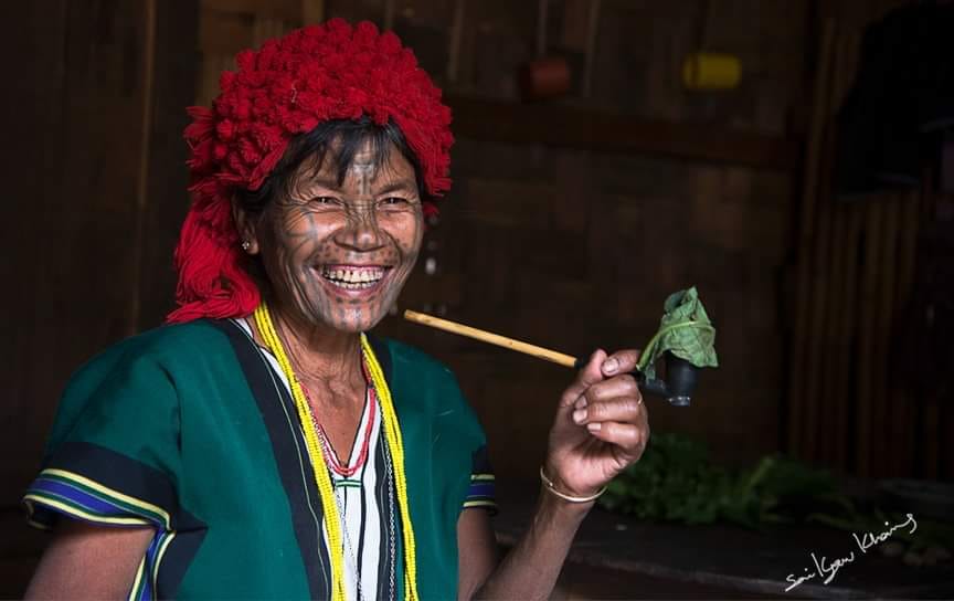 Tätowierte Frau auf dem Weg zu den Kaffeeplantagen im Chinstaat